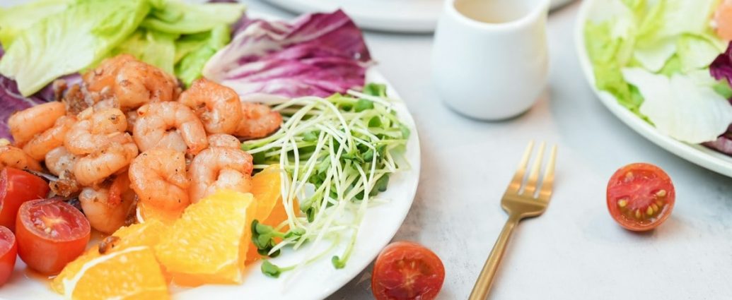 Shrimp salad with tomatoes and orange