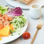 Shrimp salad with tomatoes and orange